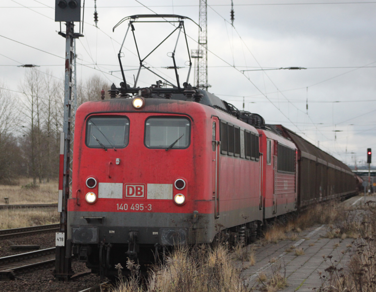 es geht noch lter 140 495-3 mit 155er+GZ aus Richtung Hamburg bei der Einfahrt im Rostocker Seehafen.17.12.2011 