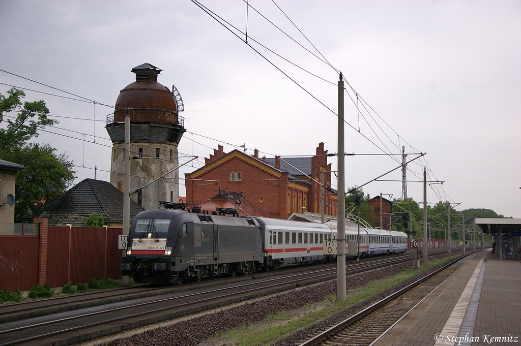 Es gibt sie doch noch die 182er der MRCE bei der DB. Hier ES 64 U2 - 074 (182 574-4) MRCE Dispolok GmbH fr DB Fernverkehr AG mit dem EC 248  WAWEL  von Krakow Glowny nach Hamburg-Altona in Rathenow. 11.05.2012