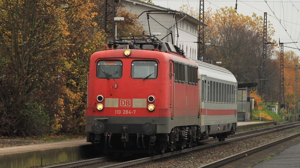 Es ging noch besser in Bezug auf Zuglnge...110 284 mit einem IC-Wagen am 06.11.10 in Kamen