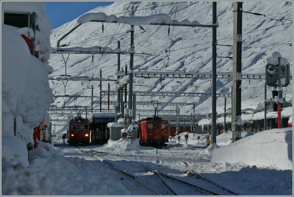 Es hat ziemlich viel geschneit in Andermatt...
Im Hintergrund wartet eine MGB HGe 4/4 mit ihrem Zug nach Disentis und eine Regionalzug nach Gschenen auf die Abfahrt.
12.12.12