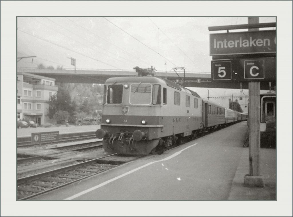 Es ist weniger die Re 4/4 II in TEE-Farben, die mich wog dieses Bild einstellen, als der Wagen hinter der Lok: Ein BLS Abteilwagen, denn in gleicher Form die SBB als Liegewagen im Einsatz hatte. 
Interlaken, im Sommer 1987/Gescanntes Negativ 