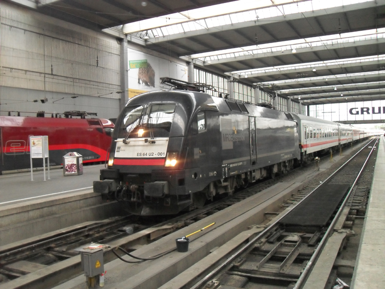 ES64 U2-001 mit CNL429/IC60419/CNL40451 von Amsterdam,Stuttgart und Paris Est bei der Einfahrt im Bahnhof Mnchen.(11.08.10)