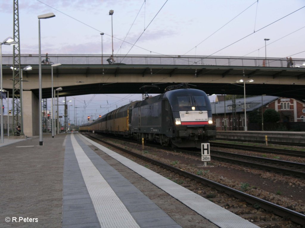 ES64 U2-005 zieht eiin BMW-Zug durch Regensburg HBF. 27.08.09