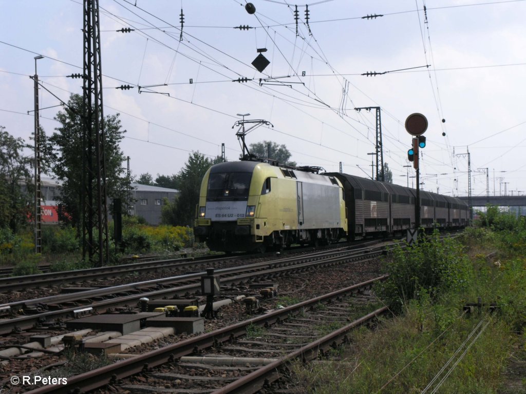 ES64 U2 012 verlsst Regensburg Ost mit ein Autozug. 27.08.09