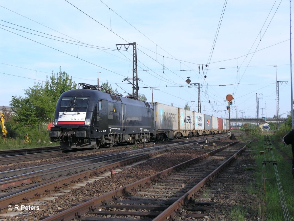 ES64 U2-033 verlsst Regensburg Ost mit einem Containerzug. 29.04.10