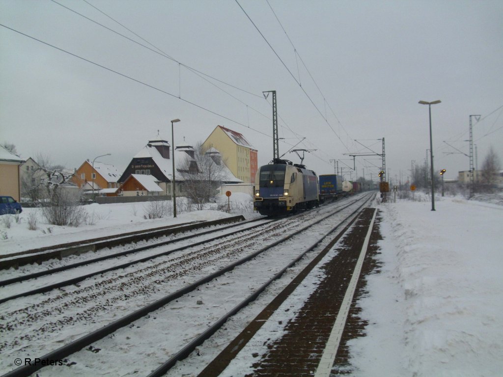 ES64 U2 060 mit LKW-Walter in Obertraubling. 30.12.10