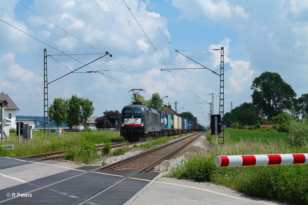 ES64 U2-062 mit Containerzug bei Bruckberg nach Mnchen. 08.06.13