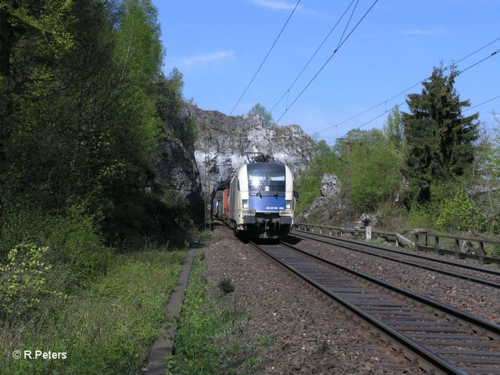 ES64 U2-066 zieht ein Containerzug durchs Felsentor. 29.04.10