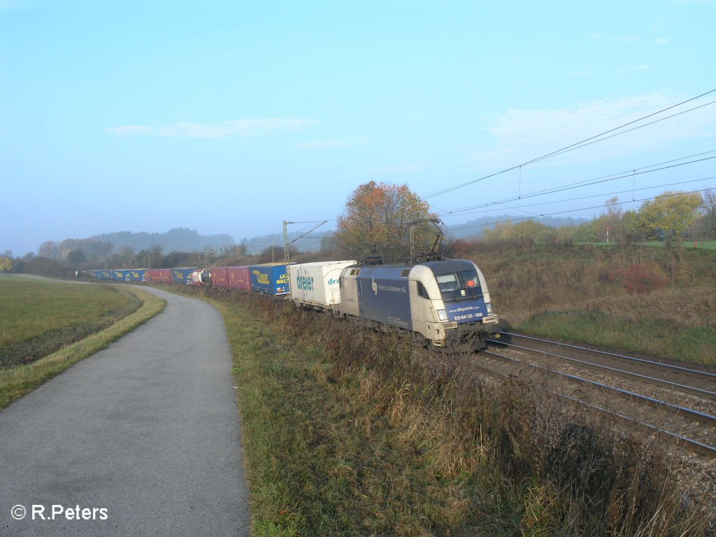 ES64 U2- 068 zieht bei Plling ein LKW-Walter durch die Kurve. 25.10.08