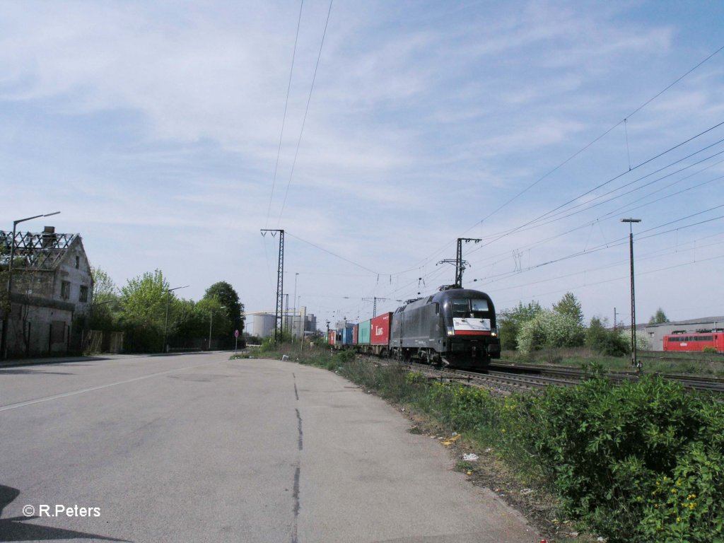 ES64 U2-069 zieht ein Containerzug bei Regensburg Ost. 29.04.10