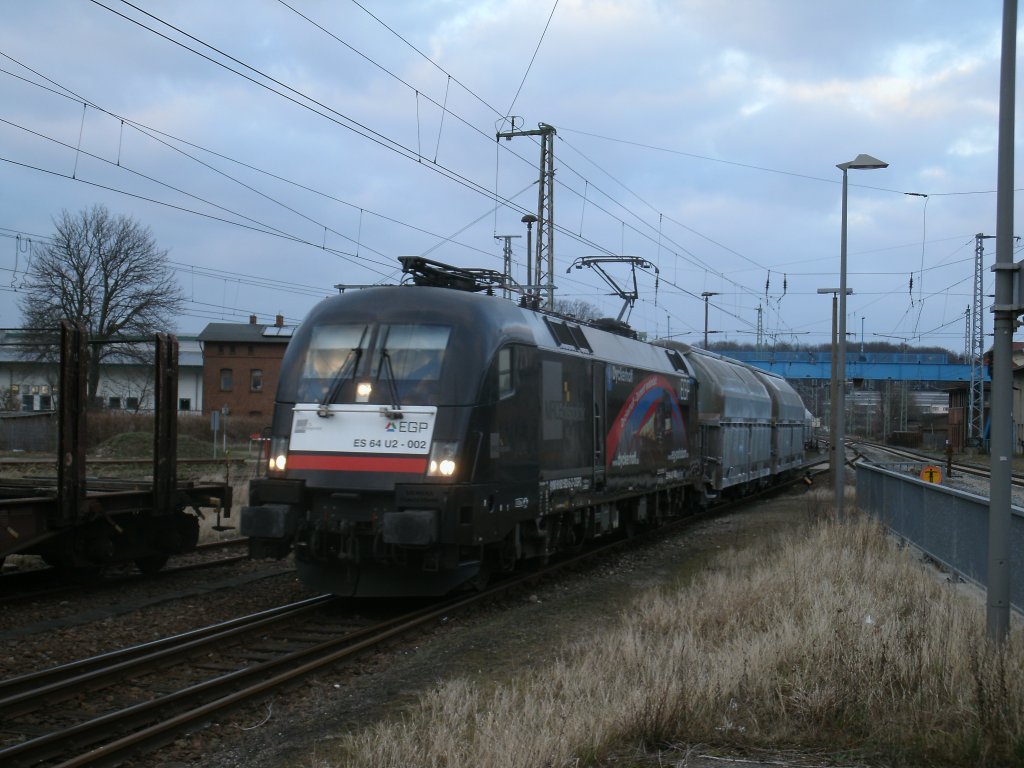 ES64U2-002 schob den 1.Teil Kreidewagen,am 21.Mrz 2012,in Bergen/Rgen auf ein Abstellgleis.