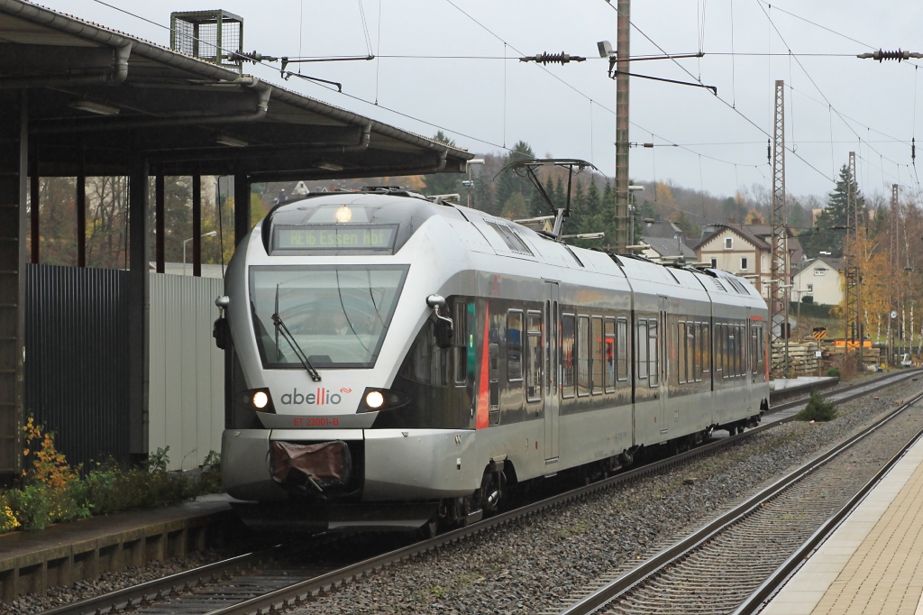 ET 23001 als RE 16 nach Essen am 13.11.10 in Siegen