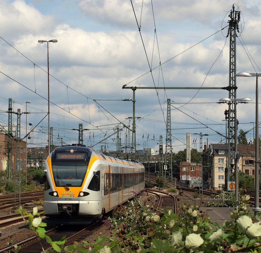 ET 7.02 der Eurobahn rollte gemchlich in den Endbahnhof Dsseldorf Hbf ein. Dsseldorf Hbf am 17.7.11.