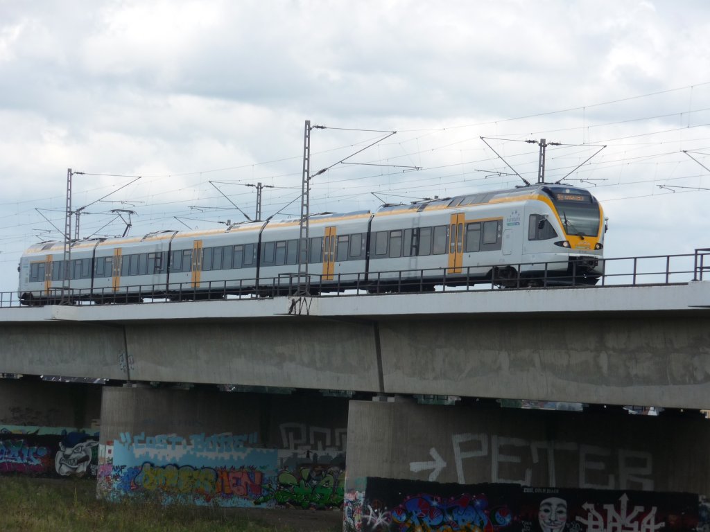 ET7.10 berquert am 23.08.2010 die Hammer Rheinbrcke.
RE13 -> Venlo (NL)