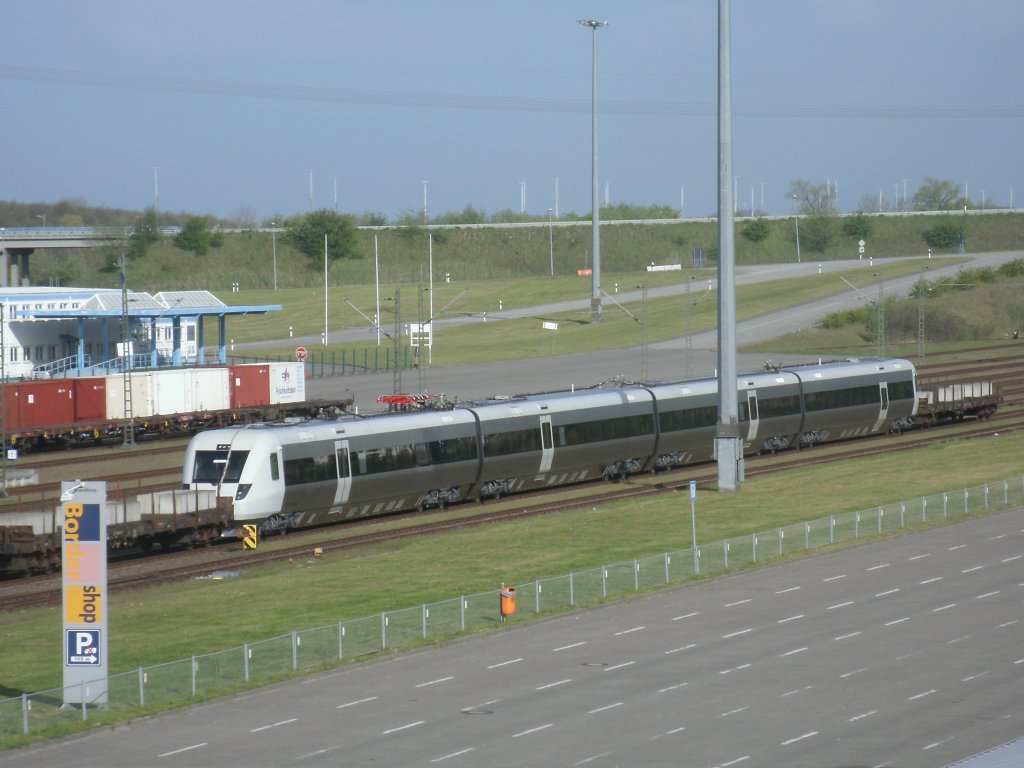 Etwas ungnstig stand dieser,fr Schweden bestimmender,Elektrotriebwagen,am 09.Mai 2012,in Mukran. 