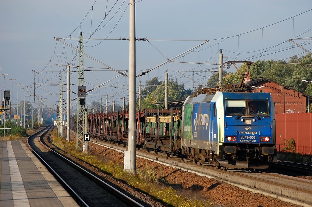 EU43-003 der PKP-Cargo mit leeren Autotransportzug in Rathenow in Richtung Wustermark. 09.10.2010