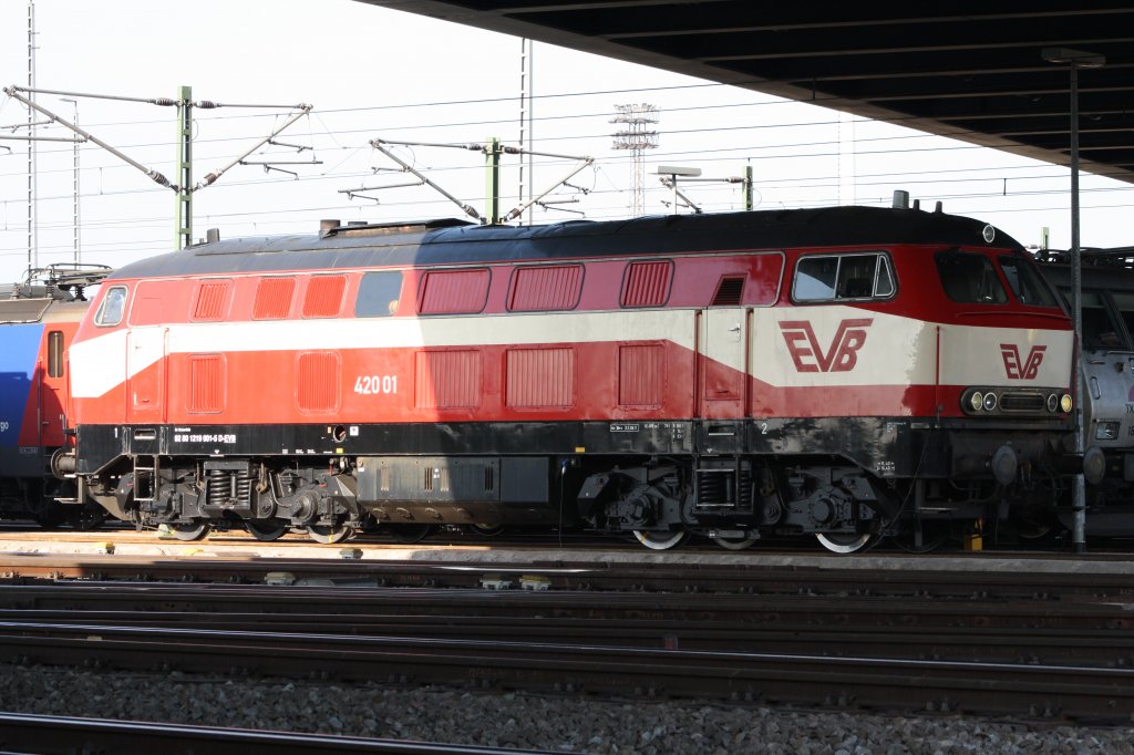 EVB 420 01 In Hamburg Waltershof am 07.05.2011 Nach Ihrer Hauptuntersuchung Schon Auf Hochglanz Poliert.
Und ex. DB 219 001