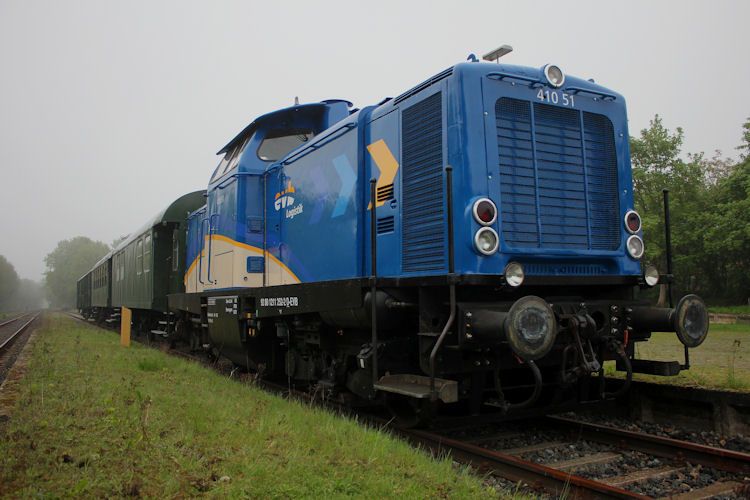 evb Logistik 410 51 am 20.05.2013 im Neuen Farbenkleid im Moorexpress Bahnhof Deinste und Deutsches Feld und Kleinbahnmuseum Deinste e.V. Abgestellt. Sie ist die erste V100 der evb die das Neue Farbenkleid Trgt.Es werden noch die 410 01, 410 02 , 410 03, 410 04, 410 05 Folgen. So wie die Loks Der Mittelweserbahn.