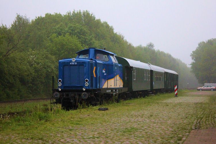 evb Logistik 410 51 am 20.05.2013 im Neuen Farbenkleid im Moorexpress Bahnhof Deinste und Deutsches Feld und Kleinbahnmuseum Deinste e.V. Abgestellt. Sie ist die erste V100 der evb die das Neue Farbenkleid Trgt.Es werden noch die 410 01, 410 02 , 410 03, 410 04, 410 05 Folgen. So wie die Loks Der Mittelweserbahn.