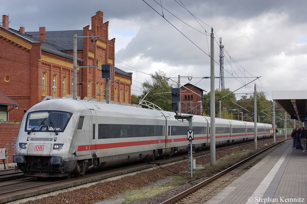 Ex Metropolitan-Garnitur als ICE 1196 von Leipzig Hbf nach Hamburg-Altona. Geschoben hatte die Ex Metropolitan E-Lok 101 131-1. Wegen Beeintrchtigung durch Vandalismus zwischen Berlin-Spandau und Wittenberge wurde dieser InterCityExpress ber Rathenow umgeleitet. 12.10.2011