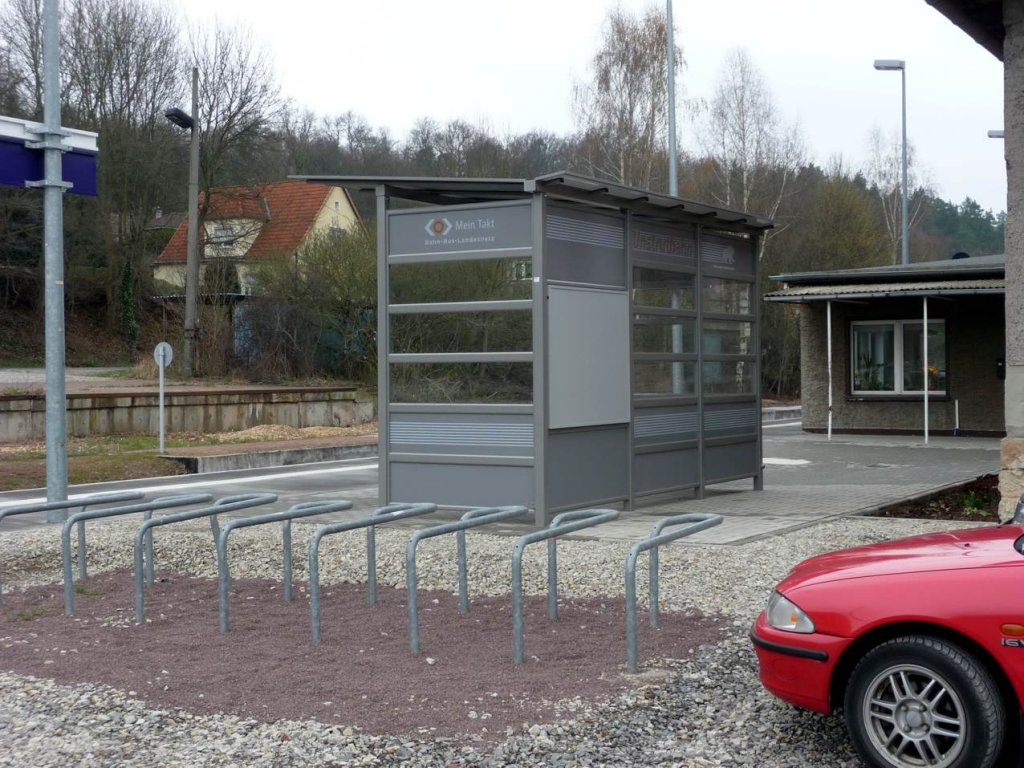 Fahrradabstellpl�tze am Bf Nebra; 05.04.2012 (Foto: Klaus Pollm�cher)