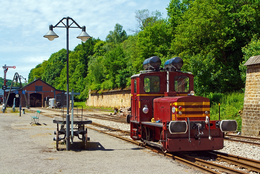 Faszination Museumsbahn bei der AMTF (Association des Muse et Tourisme Ferroviaires) bzw. “Train 1900”. 

Die (Deutz 56776) AMTF Nr. 33, ex Hadir 33, ex Arbed 33 am 16.06.2013 in Fond de Gras. 
Die Deutz-Diesellok vom Typ A4L 514 R wurde 1957 von Deutz unter der Fabriknummer 56776 gebaut und ber DEMAG, Duisburg an das Httenwerk Hadir in Differdingen (Differdange, Luxembourg) geliefert und dort als Lok N 33 bezeichnet. Das Werk wurde 1967 von der ARBED bernommen (heute ArcelorMittal), und die Lok als Arbed 33 - Srie 180 bezeichnet.

Schon 1980, nach 23 harten Dienstjahren, ging die Lok zur Museumsbahn AMTF. Hier wurde der Motor berholt und Druckluftbremsen nachtrglich eingebaut.

Technische Daten:
Hersteller/Fabrik-Nr.: Deutz 56776
Bauart: B – dm
Spurweite: 1.435 mm
Leistung: 55 PS
Hchstgeschwindigkeit: 15 km/h