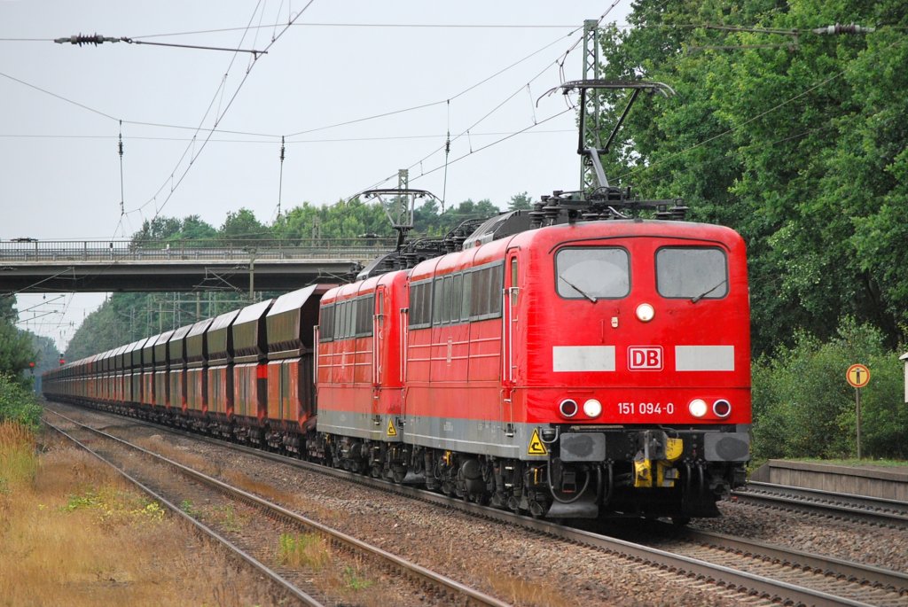 Fein gemacht Herr Graetz,ganz toll.......beide Bgel klemmen im Mast,was solls halb so wild.Am 05.08.2010 rauschen die 151er mit ihrem 252Achsen Zug durch Radbruch.