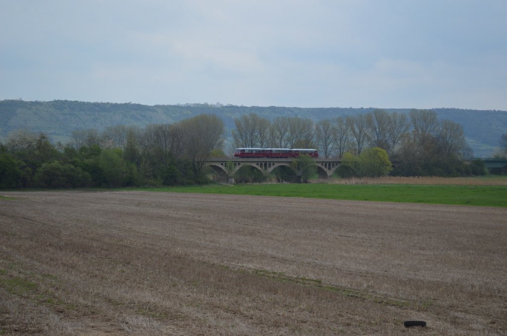 Ferkelei auf der Unstrutbahn. KSR 772 132-3 + 772 171-1 + 172 760-1 als Leerfahrt von Freyburg nach Karsdorf, auf dem Unstruthochwasserviadukt bei Kirchscheidungen.