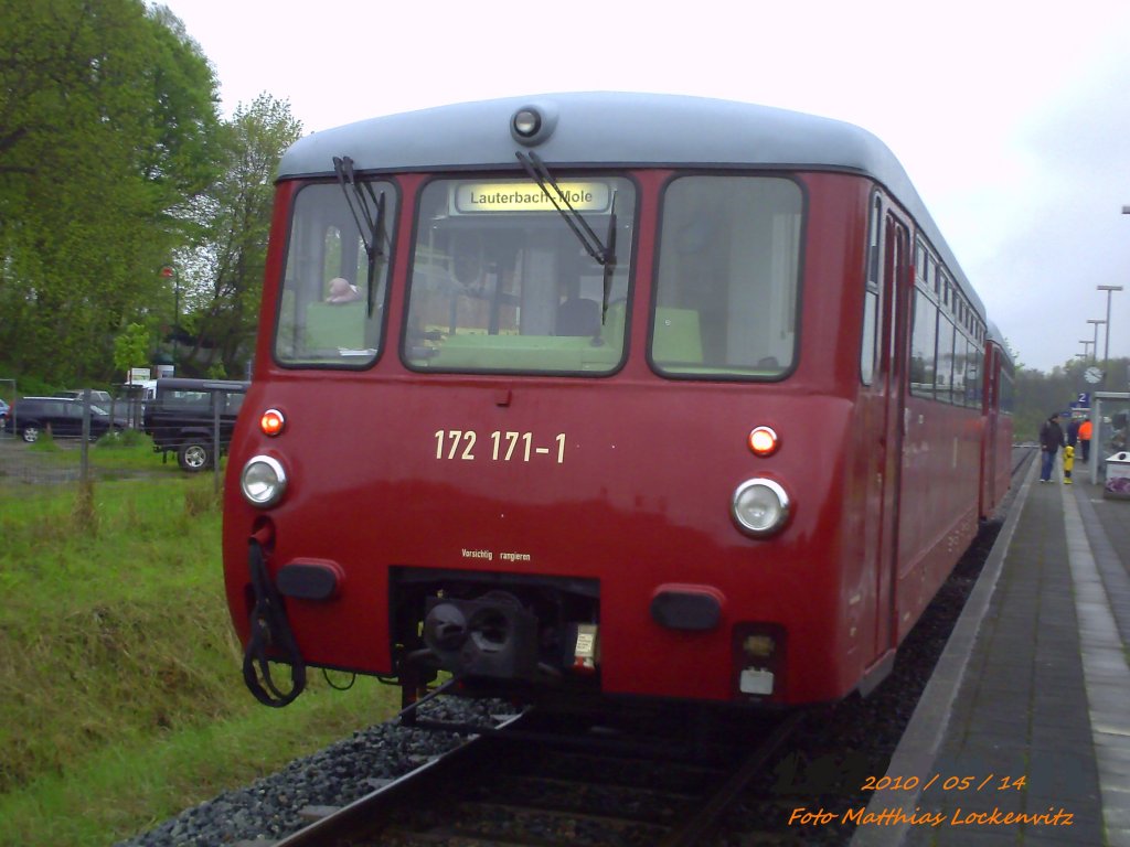 Ferkeltaxe 172 132 & 172 171 von Kstner Schienenbustreisen Chemnitz beim Bahnhofsfest 2010 in Putbus. / hier steht der Zug im Bahnhof Putbus am 14.5.10