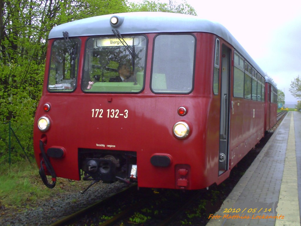 Ferkeltaxe 172 132 & 172 171 von Kstner Schienenbustreisen chemnitz beim Bahnhofsfest 2010 in Putbus. / hier steht der Zug im Bahnhof Lauterbach Mole am 14.5.10