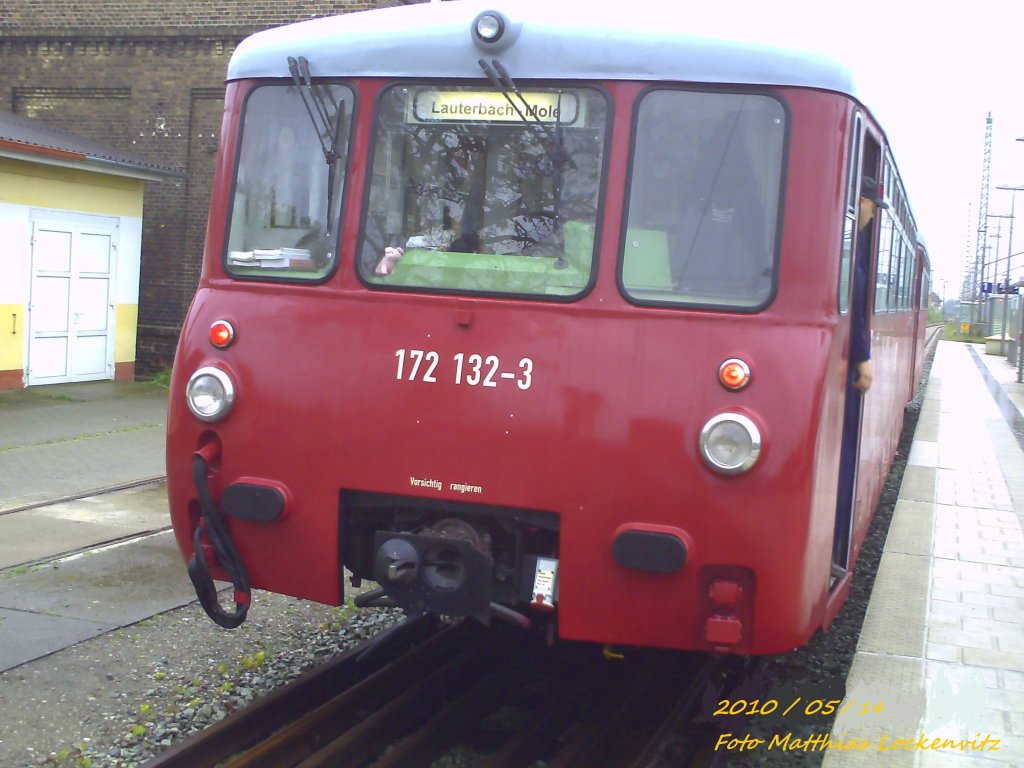 Ferkeltaxe 172 132 & 172 171 von Kstner Schienenbustreisen chemnitz beim Bahnhofsfest 2010 in Putbus. / hier steht der Zug im Bahnhof Bergen auf Rgen am 14.5.10