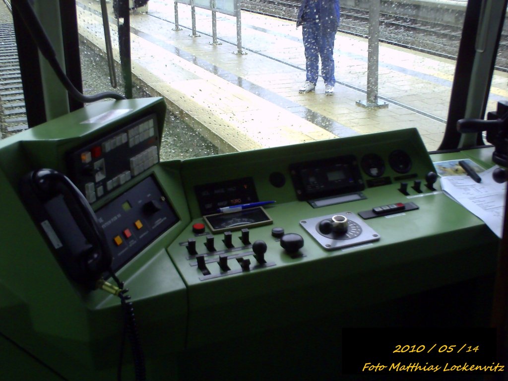 Ferkeltaxe von Kstner Schienenbustreisen Chemnitz beim Bahnhofsfest 2010 in Putbus. / Ferkeltaxen-Fhrerstand (Reko-Ferkeltaxe) am 14.5.10