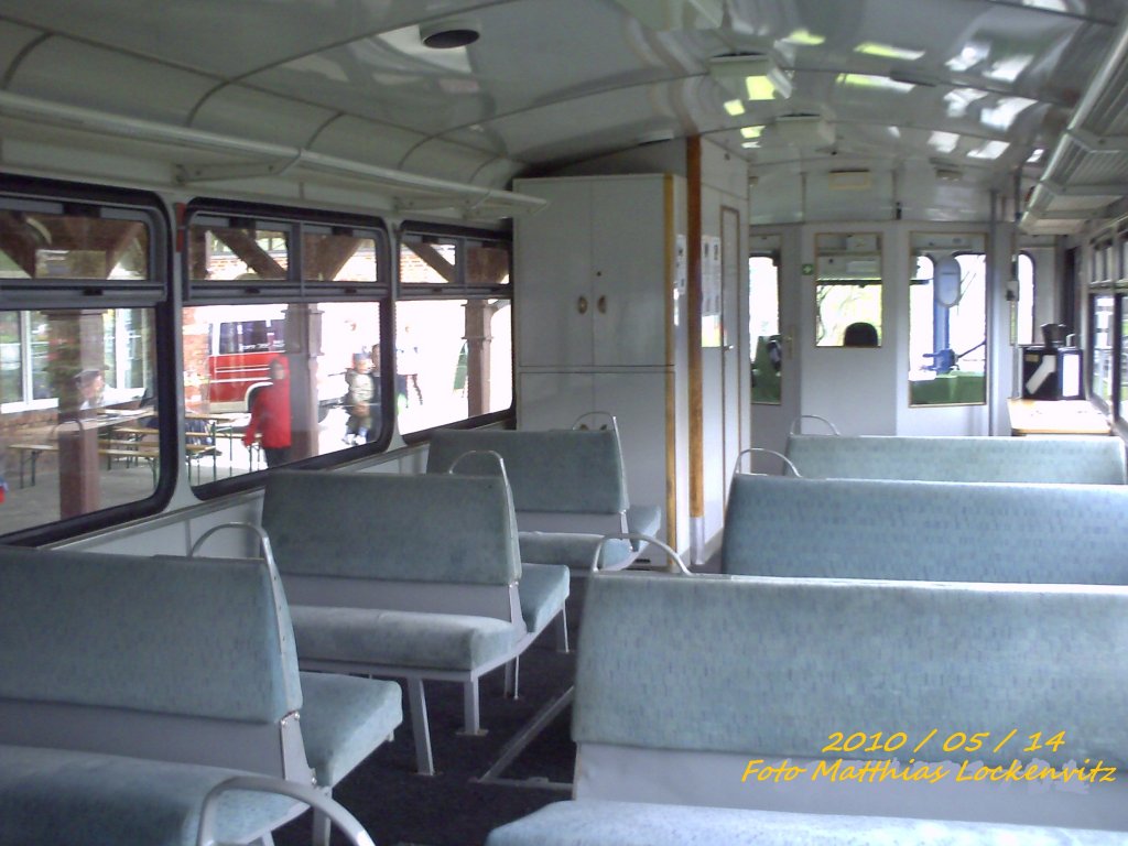 Ferkeltaxe von Kstner Schienenbustreisen Chemnitz beim Bahnhofsfest 2010 in Putbus. / Ferkeltaxen-Fahrgastraum am 14.5.10