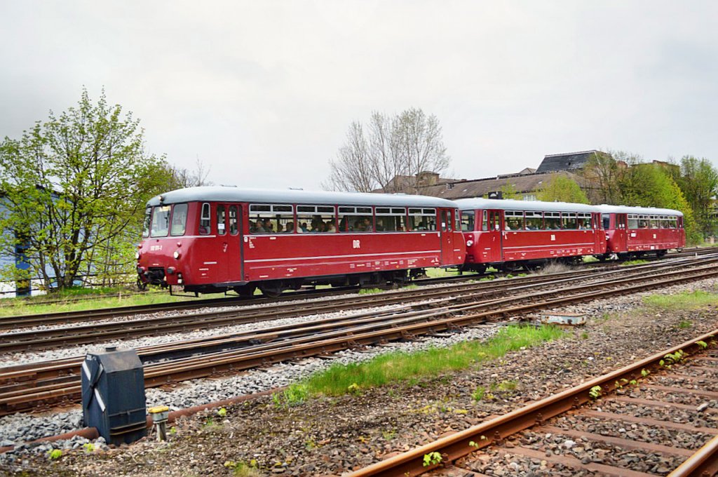  Ferkeltrio  durch Zeitz. Am 01.05.2013 waren drei Ferkeltaxen der ehem. DR unterwegs. Als Sonderfahrt ging es von Chemnitz �ber Gera und Zeitz nach Freyburg. Das Trio von  K�stner Schienebusreisen  hat G�ste aus Chemnitz zum Weinfr�hling nach Freyburg gebracht. Hier sind 772 171 + 772 132 + 172 760 auf der R�ckfahrt von Freyburg nach Chemnitz bei der Durchfahrt in Zeitz zu sehen.