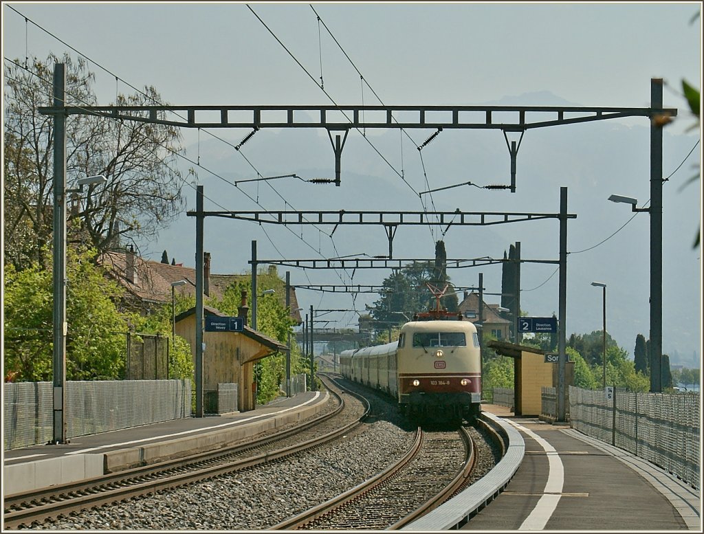  Feste soll man feiern wie sie fallen  und demzufolge und sinngem schne Zge fotografieren wenn sie kommen...
berrascht, dass die 103 184-8 mit dem TEE Rheinglod kam stand ich stand ich ausgesprochen ungeschickt und wagte doch ein Bild...
St-Saphorin, den 26.04.2011