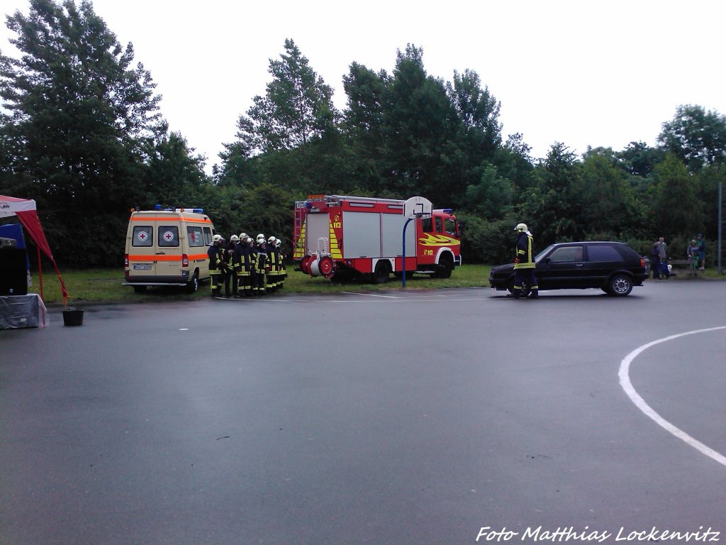 Feuerwehr-Rettung-bungsvorstellung beim Stadtteilfest & Blaulichttag in Bergen auf Rgen am 29.6.13