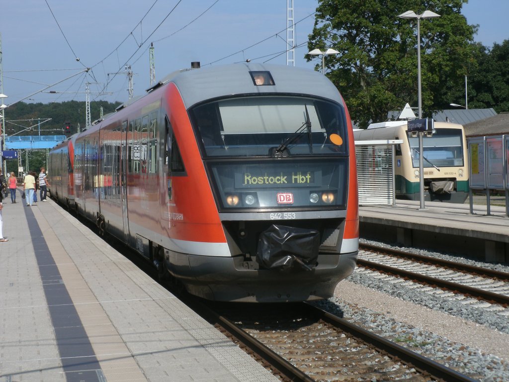 Flirtersatz am 26.August 2011:642 050/053 als RE 13012 Sassnitz-Rostock beim Halt in Bergen/Rgen.Der RE hatte bei der Ankunft in Bergen/Rgen schon acht Minuten Versptung.