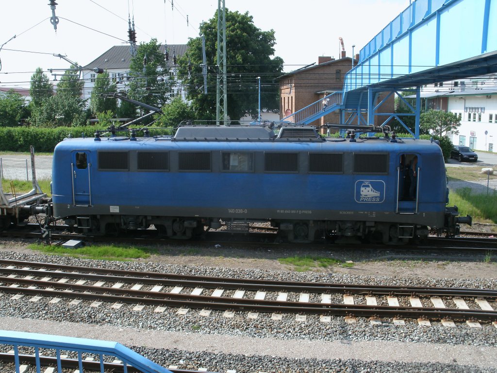 Fotogerecht stand die PRESS 140 038-0,am 12.Juni 2013,unter der Fussgngerbrcke in Bergen/Rgen.