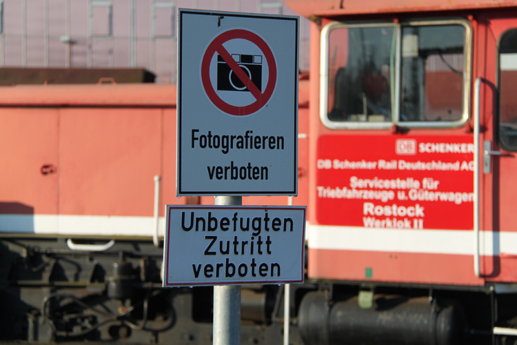 Fotografieren verboten dieses schne Schild vor dem Kombiwerk Rostock-Seehafen.02.10.2011