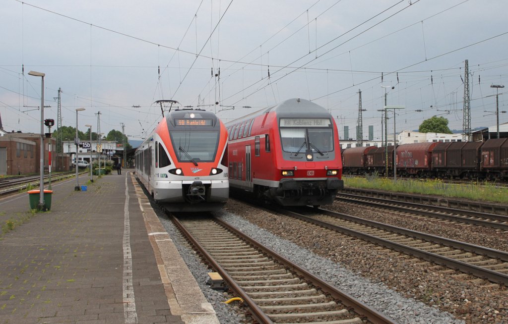 Friedliches Treffen der Konkurrenten in Neuwied. Links die Privaten in Form vom VIAS mit dem SE von Neuwied nach Frankfurt(MAin)Hbf und Rechts der Staat in Form von der RB 27 nach Koblenz. (Neuwied, 26.06.2013)