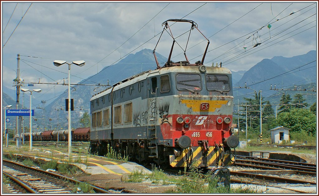 FS E 655 456 in Ursprungslackierung (jedenfalls die Grundschicht) in Domodossola am 27. Juli 2009