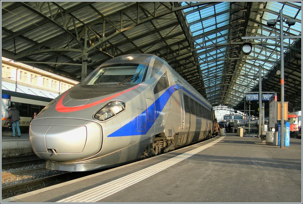 FS ETR 610 auf dem Weg von Milan nach Genve beim Halt in Lausanne am 27. Jan. 2011.