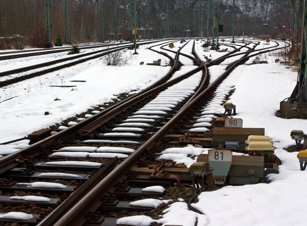 Fr meinen Freund Stefan, nicht in  Z  sondern in Spurweite 1.435 mm Die Weiche Nr. 80 mit elektr. Stellantrieb im Bahnhofsvorfeld von Betzdorf/Sieg (09.02.2013).