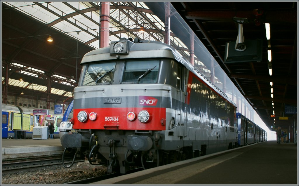 Fr mich eine der schnsten franzsischen Dieselloks: die BB 67000; hier die BB 67 434 in Strasbourg, fleiig bemht, ihren Rauch mit dem Nebel zu vermischen. 
29. Okt. 2011