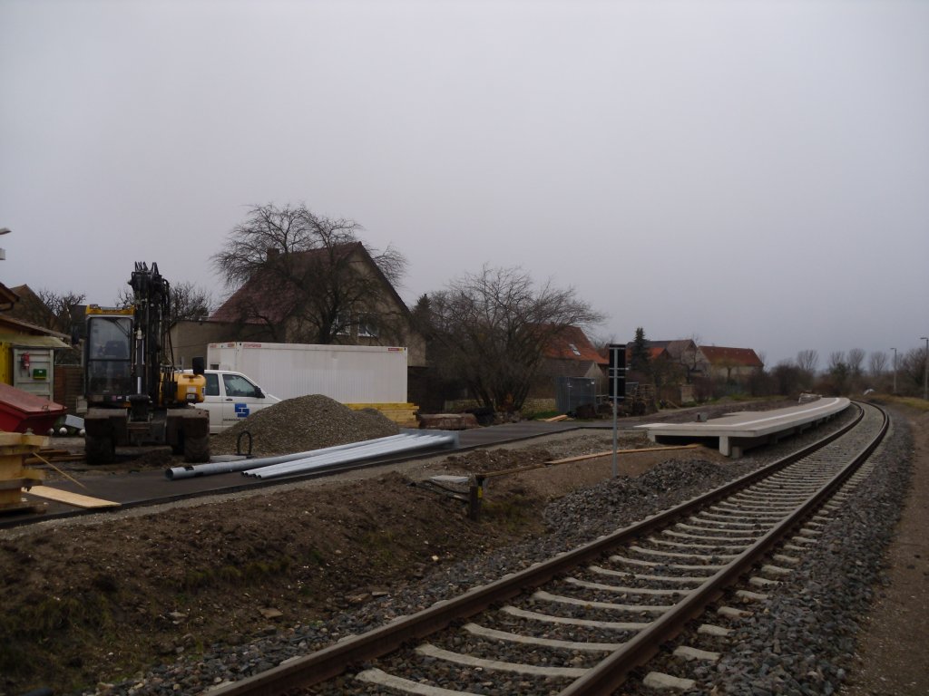 F�r Rollstuhlfahrer und Fahrg�ste wird auf den neuen, noch im Bau befindlichen, Bahnsteig in Kirchscheidungen eine Rampe gebauT; 13.01.2012