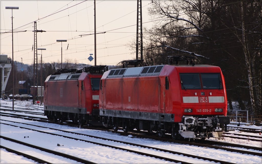 Fr Siegerlnder-Verhltnisse recht seltene Lok-Untertypen... 145 035 mit Regio-Paket und 185 145 in der Mehrsystem-Variante (mit vier Stromabnehmern auf dem Dach) abgestellt am 10.02.13 in Kreuztal