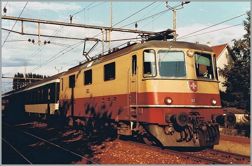 Fr die TEE-Zge wie zB.  Roland ,  Cisalpino  und  Lemano  lackiert die SBB einige Re 4/4 II in den TEE Farben. 
Mit dem Zerfall des Trans Europ Express Netzes wurden diese Loks auch vor  normalen   Zgen eingesetzt, wie hier die Re 4/4 II 11258 vor einem Schnellzug Zrich - Biel beim Halt in Grenchen Sd. (Scann)
4. Aug. 1984