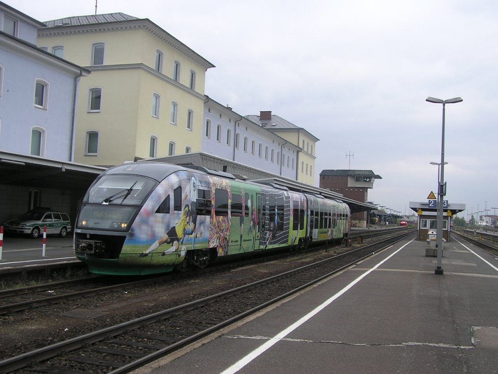 Fuball-Triebwagen der Vogtlandbahn in Weiden/Opf.