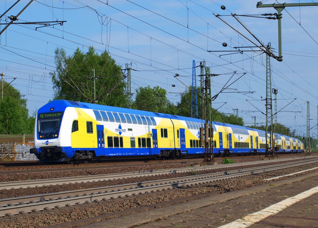 Ganz ruhiges Fuzzen im Sitzen gemtlich am Bahnsteig 5/6 im Bahnhof Hamburg , wo ich den Metronom von Uelzen festhalten konnte am 22.5.