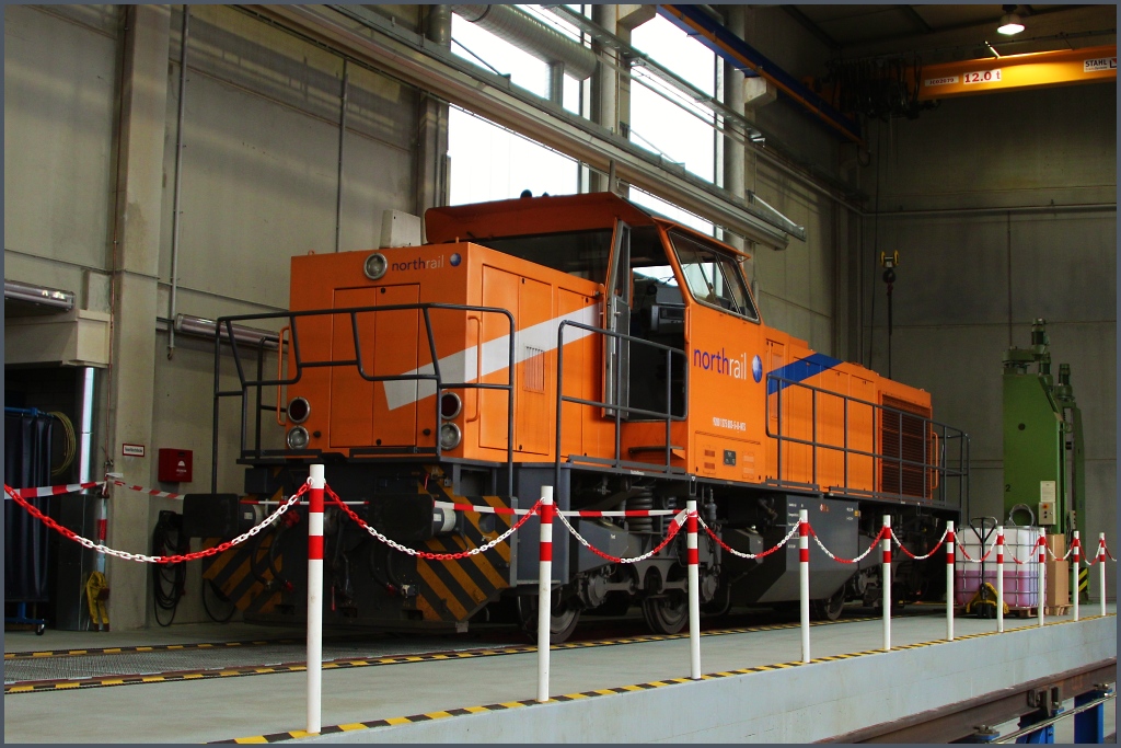 Gast-Arbeiterin im Siegerland. 275 803 von Northrail zum Zeitpunkt des Bildes im Dienste von der Kreisbahn Siegen Wittgenstein und hier fotografiert in der Halle von der KSW whrend dem Tag der offenen Tr zu den Hauptstreckenjubilen im Siegerland. (18.09.11)